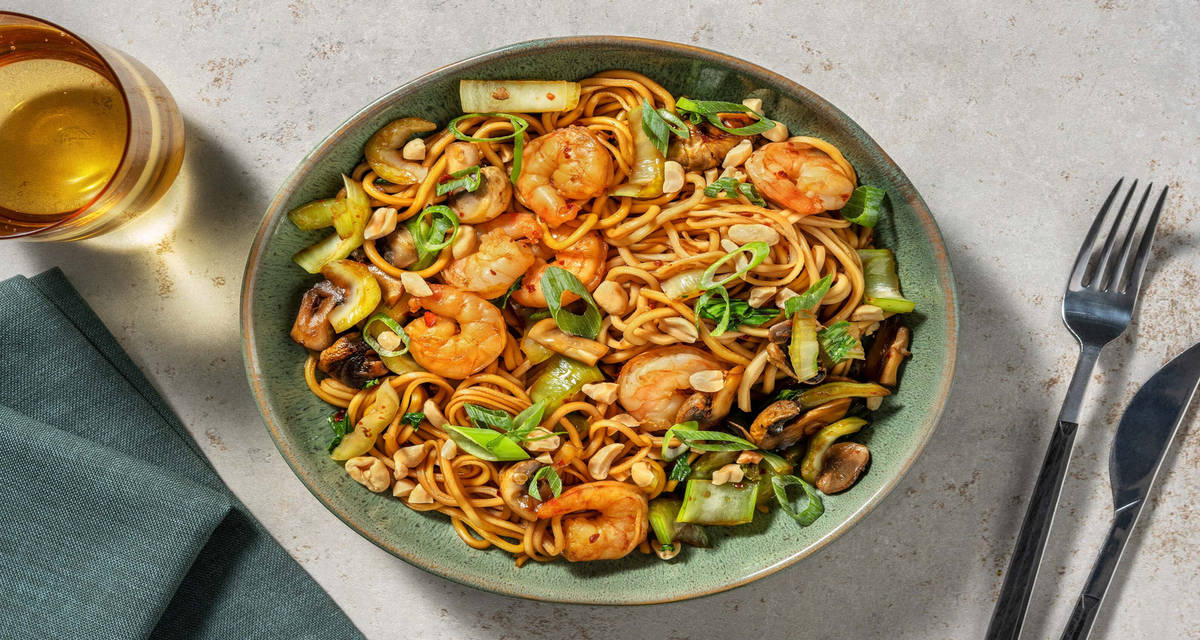 Asiatisk rejewok med chilistegt pak choi og saltede peanuts