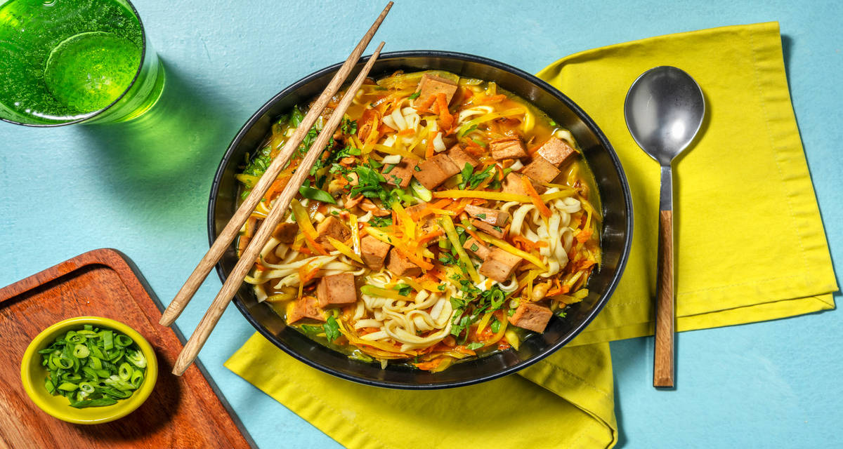 Curry Udon giapponese con tofu croccante funghi e carote