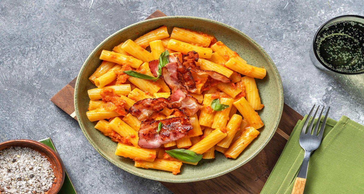 Tortiglioni al sugo di carne e peperoni con pomodoro e formaggio grattugiato