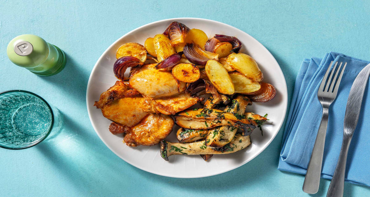 Pollo arrosto con patate novelle e cipolle e funghi cardoncelli al prezzemolo