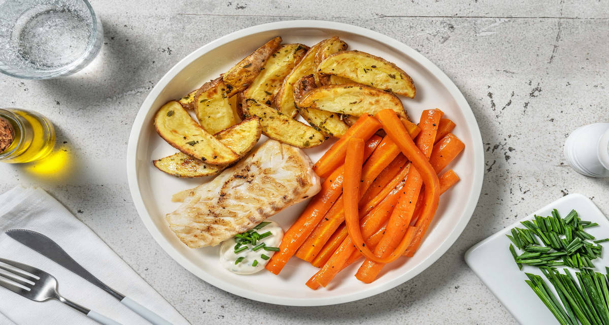 Merlu poêlé & sa sauce blanche ciboulette avec des potatoes & des carottes glacées