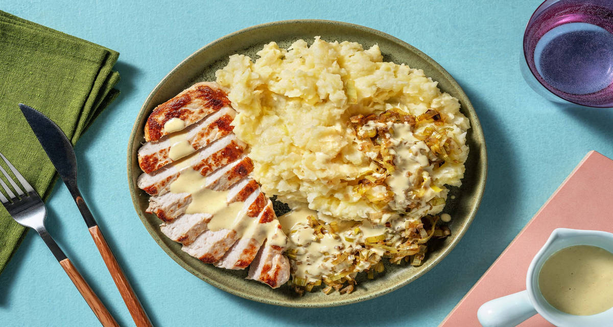 Porc poêlé & purée au céleri-rave avec une fondue de poireaux & une sauce moutardée