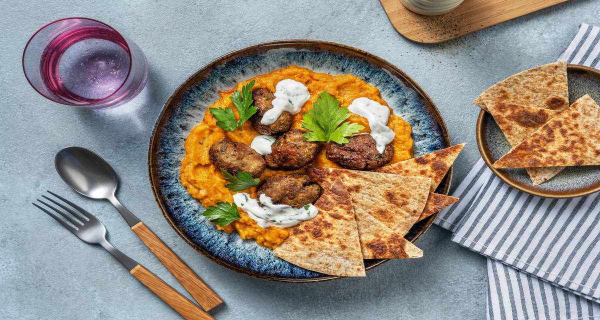 Kofta su crema di patate dolci con salsa yogurt e tortillas integrali