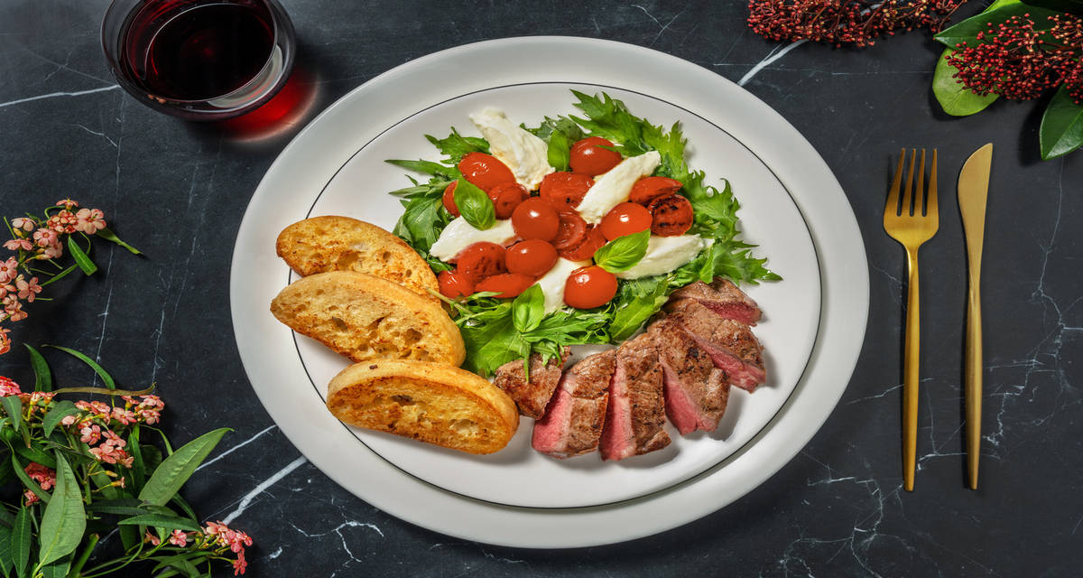 Manzo, burrata e aroma al tartufo con datterini, rucola e french toast alla salvia