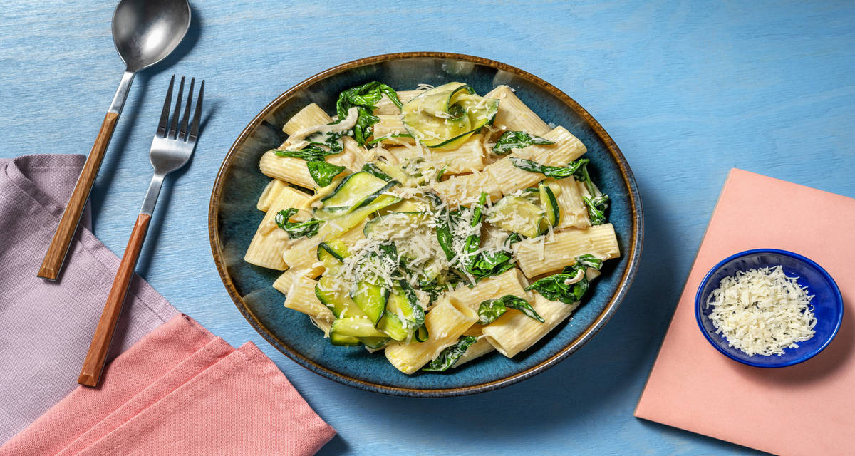 Rigatoni en salsa de cebollino y limón con espinacas y calabacín salteado
