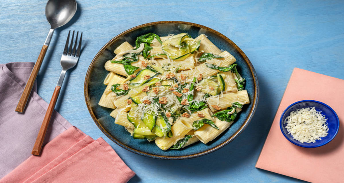 Rigatonis cítricos con salsa de cebollino y langostinos con verduritas salteadas, queso italiano y nueces