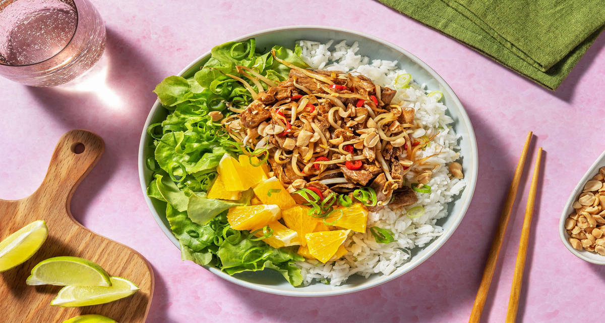 Salade de riz et émincés de steak végétarien en sauce teriyaki orange, germes de soja et cacahuètes salées