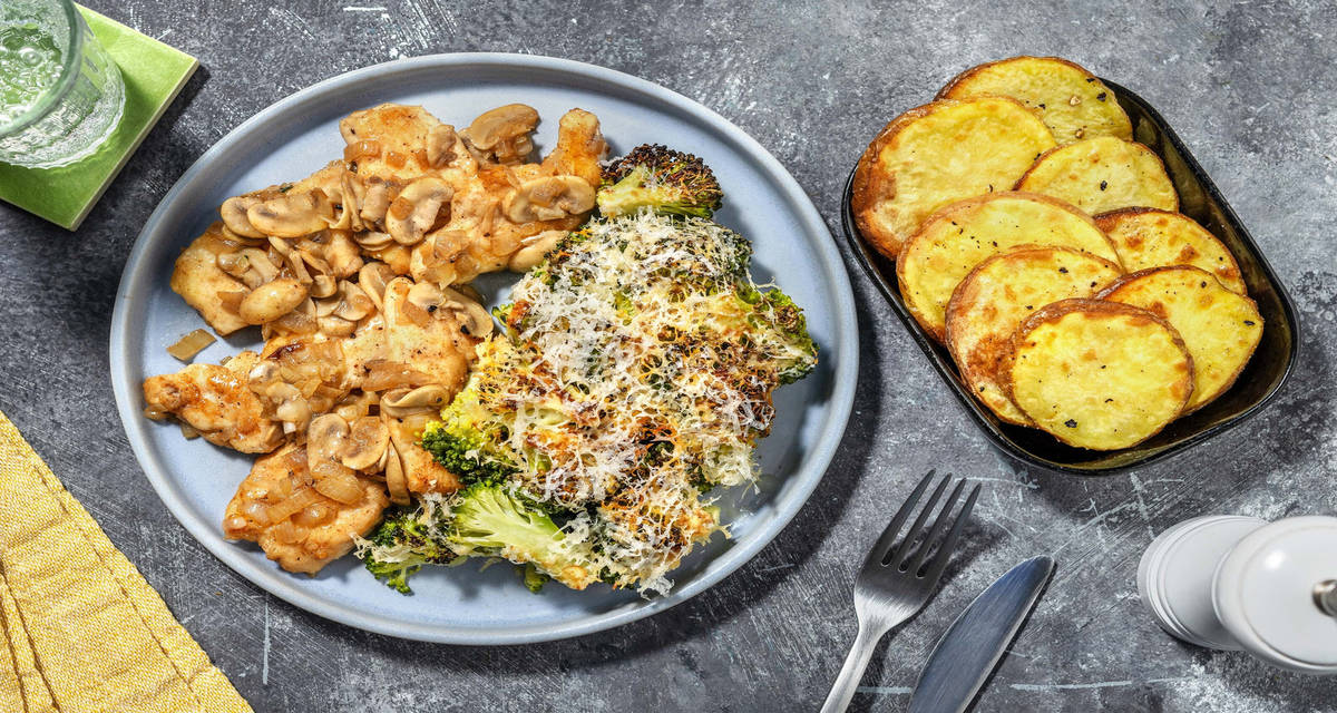 Scaloppine di pollo ai funghi e mirin con chips di patate e broccoli al formaggio