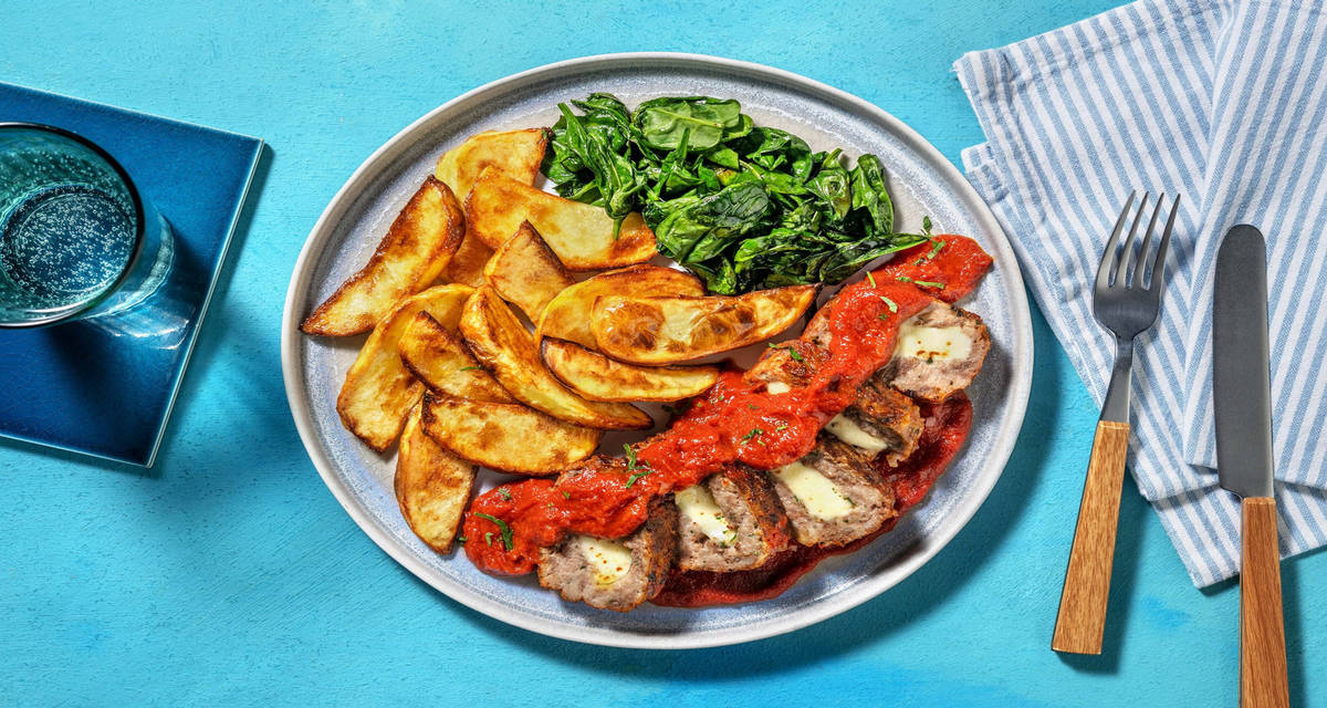 Polpettone di carne alla pizzaiola con ripieno di mozzarella e contorno di patate e spinaci