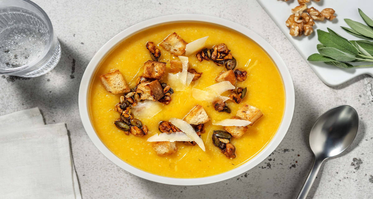 Soupe de céleri-rave & carotte avec un granola maison & de la sauge