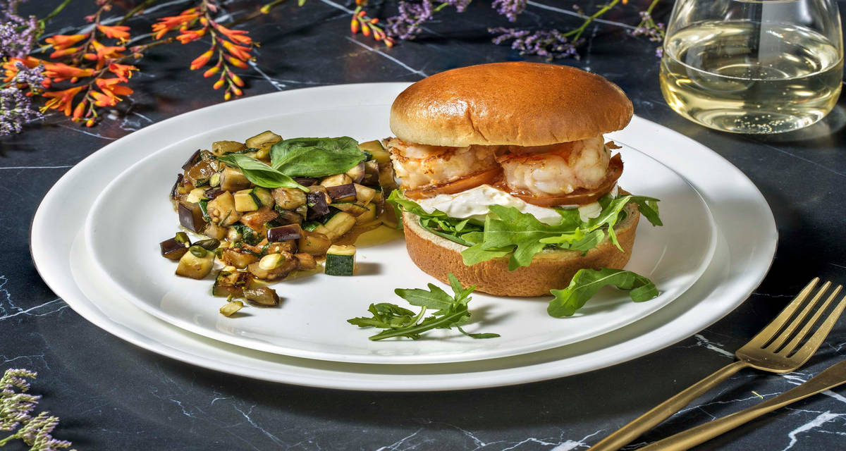 Burger del buongustaio gamberi e burrata rucola, caponata e pistacchi
