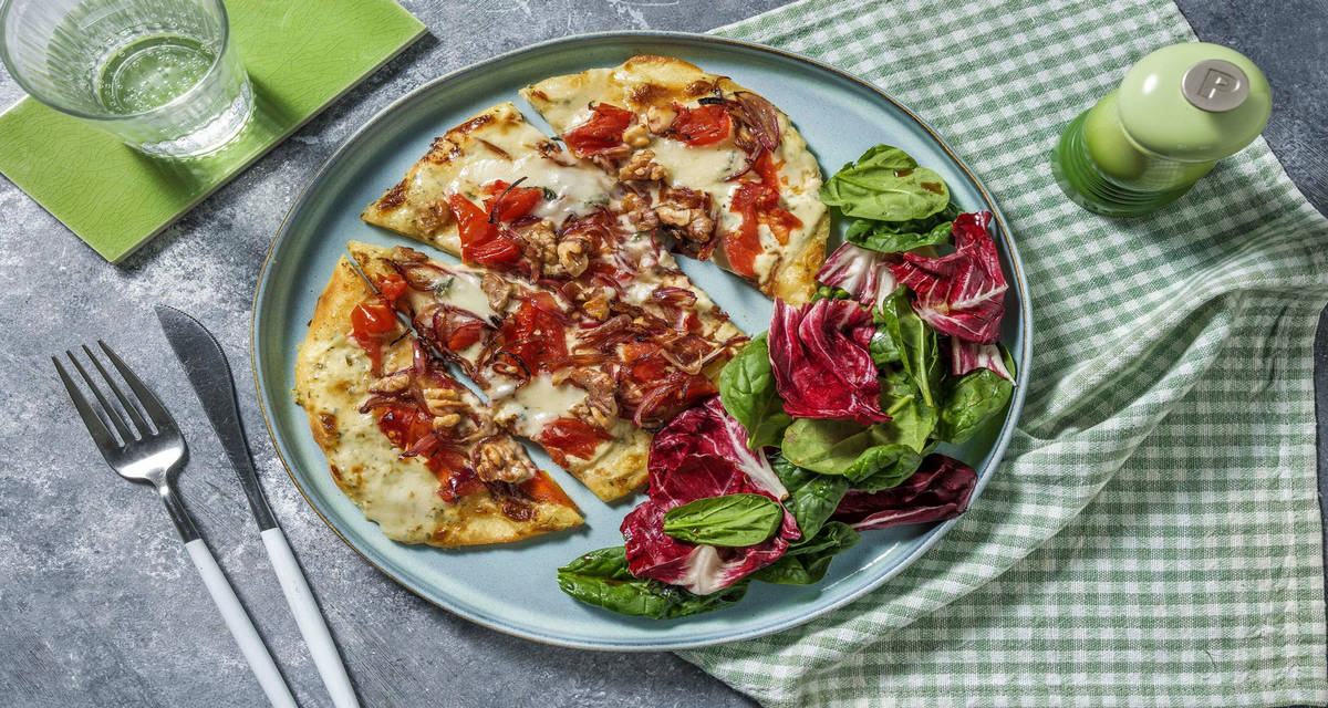 Pizza naan au bleu & tomates séchées avec de l'oignon caramélisé & des noix