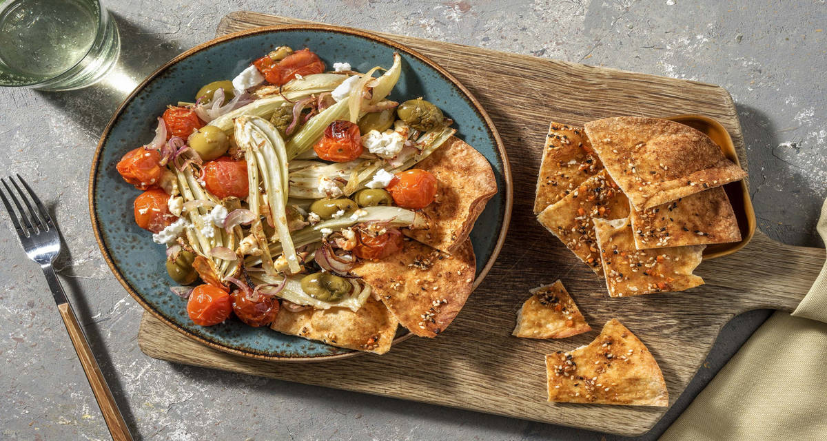 Finocchi gratinati con formaggio e cipolle olive, pomodorini e tortillas speziate