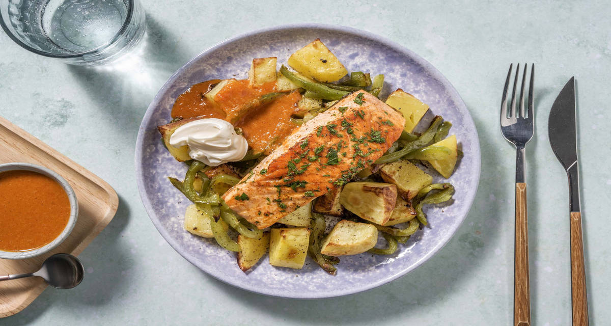Salmone alla galiziana con patatas bravas e peperoni arrostiti