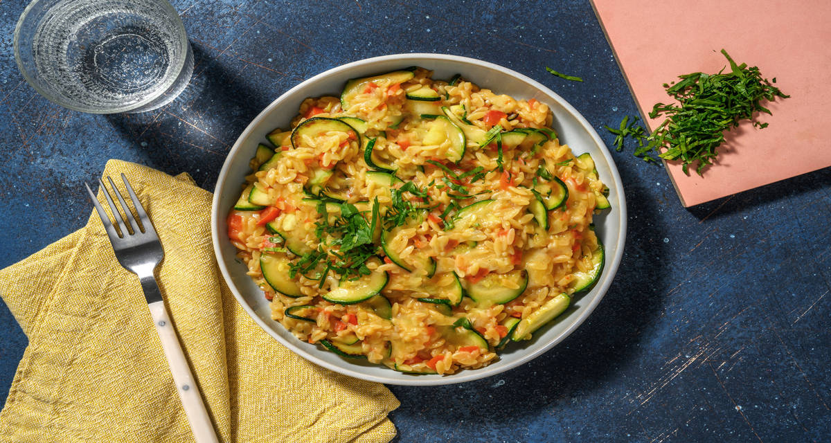 One pot d'orzo & fromage italien avec du persil & des légumes du soleil