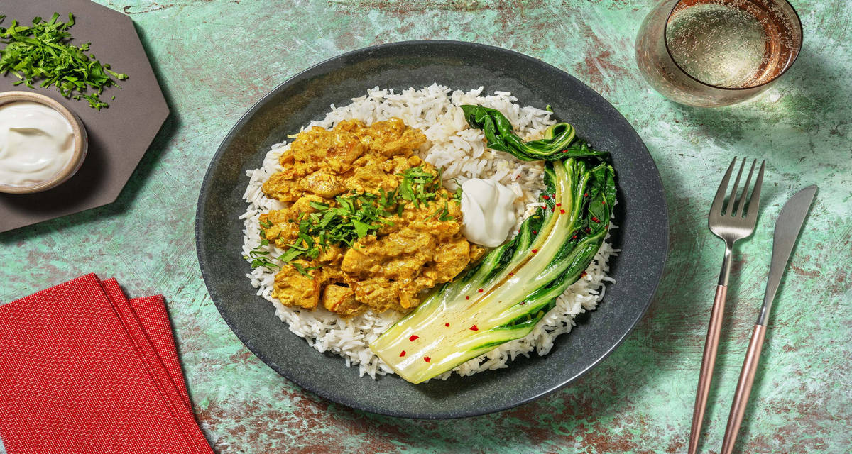 Pollo in crema di curry e yogurt greco con riso Jasmine, coriandolo e bietole piccanti