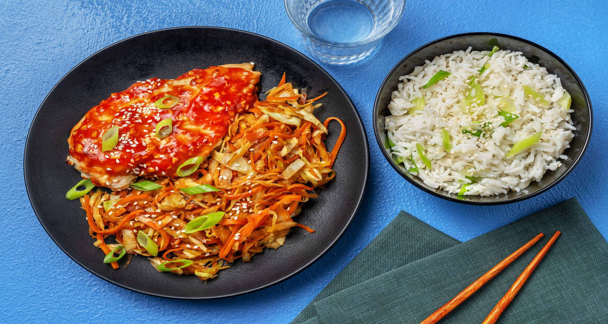 Pollo fritto alla coreana con riso Jasmine e padellata di cavolo e carote