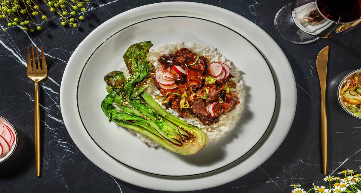 Chirashi di manzo teriyaki ai capperi con pak choi e tempura di porri