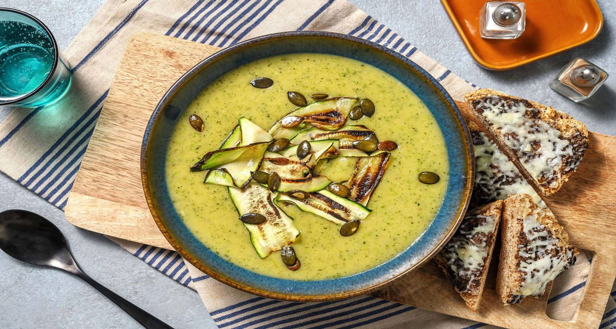 Courgettesoep met bospaddenstoelenpesto met gegratineerde bruine ciabatta