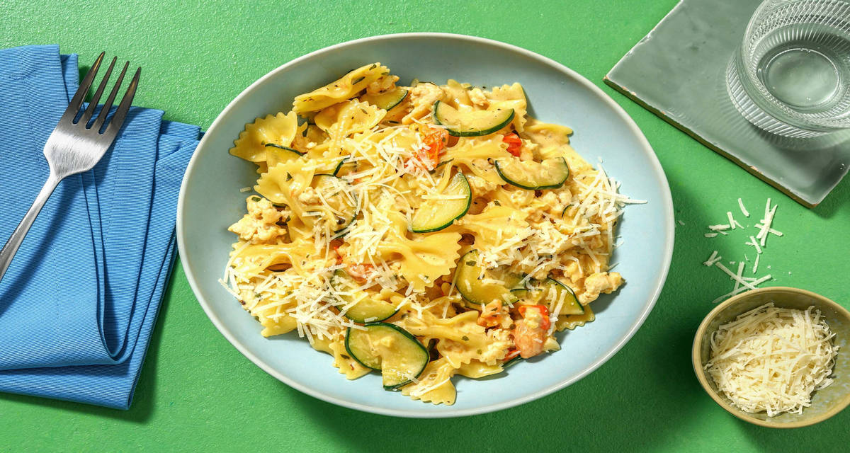 Farfalle en sauce crémeuse à la courgette poulet haché et tomates cerises