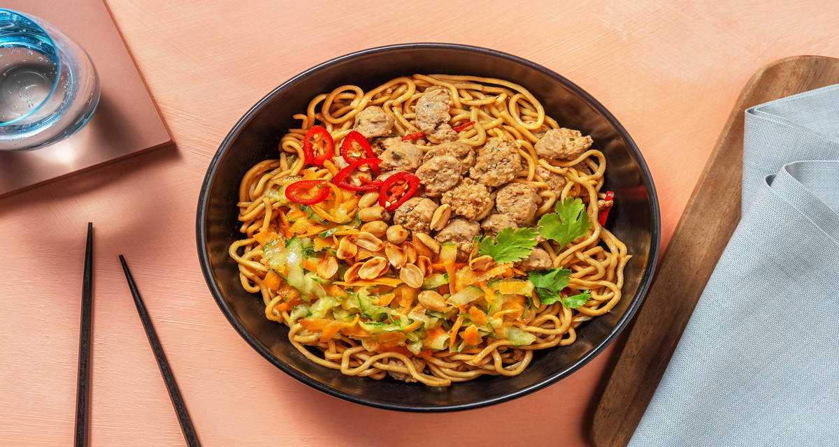 Noodles alla vietnamita con salsiccia lemongrass, coriandolo e arachidi tostate