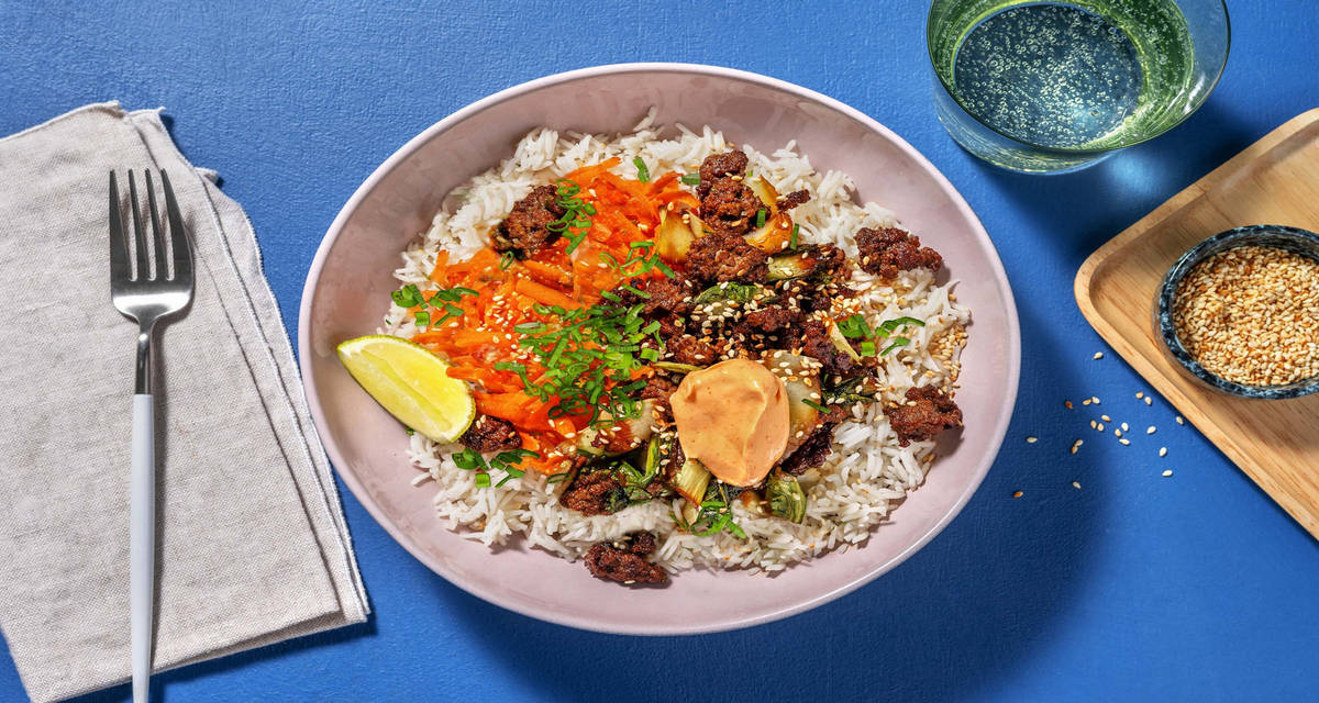 Asiatisk oksekødsbowl med citrongræsris og ristede sesamfrø