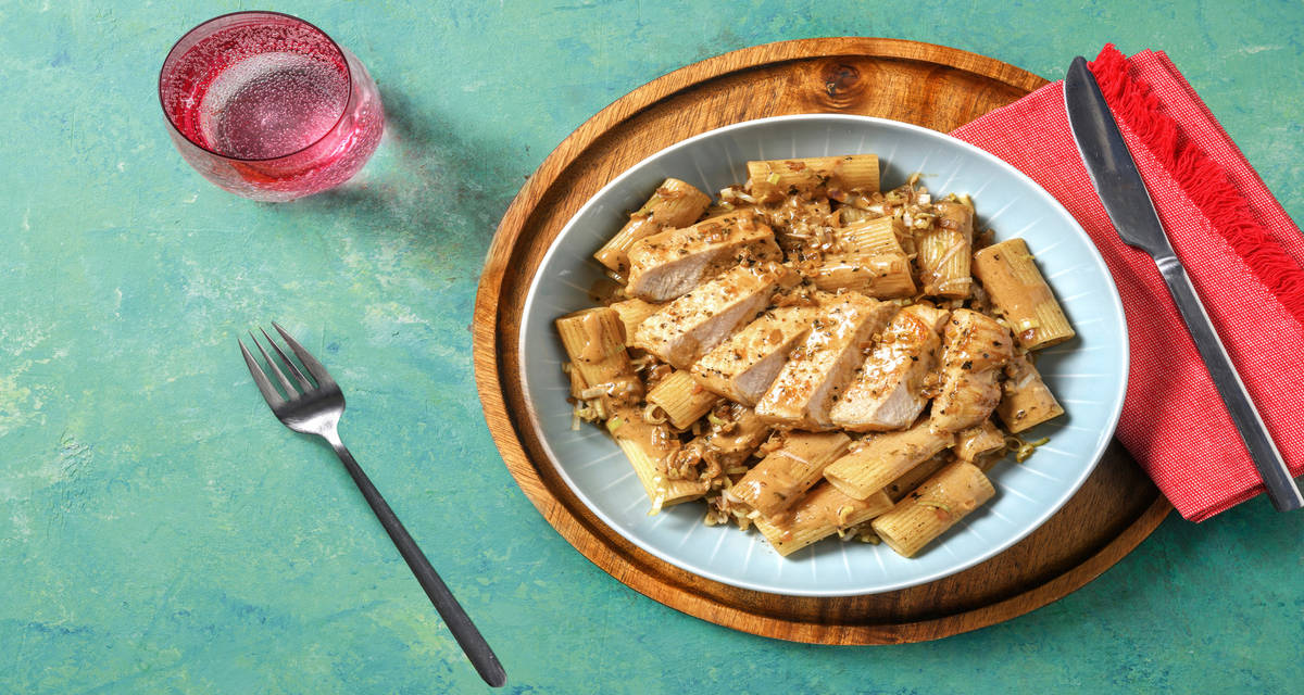 Lomo de cerdo con rigatoni en salsa cremosa de puerro con vinagre balsámico