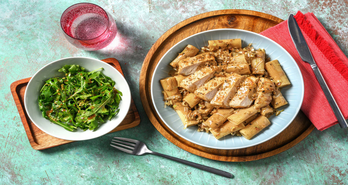 Lomo de cerdo con rigatoni en salsa de orégano con puerro y rúcula