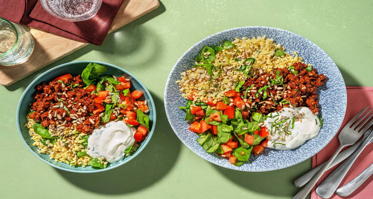 Kryddig nötfärsbowl med spenatbulgur och svalkande myntayoghurt