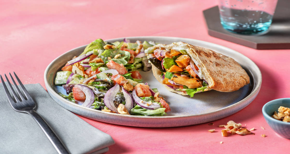 Pita de heura a la plancha con salsa tzatziki a la menta y ensalada