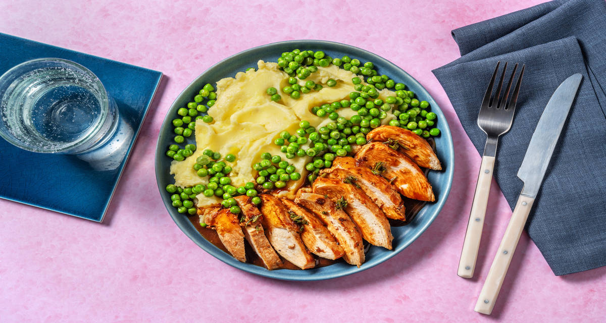 Pollo a la mostaza con miel acompañado de puré de patatas y guisantes