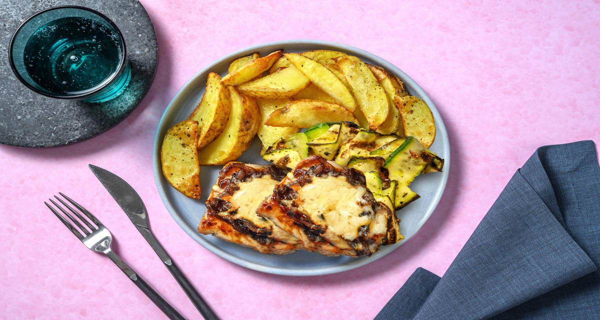 Lomo con cebolla caramelizada y queso acompañado de patatas y cintas de calabacín al tomillo