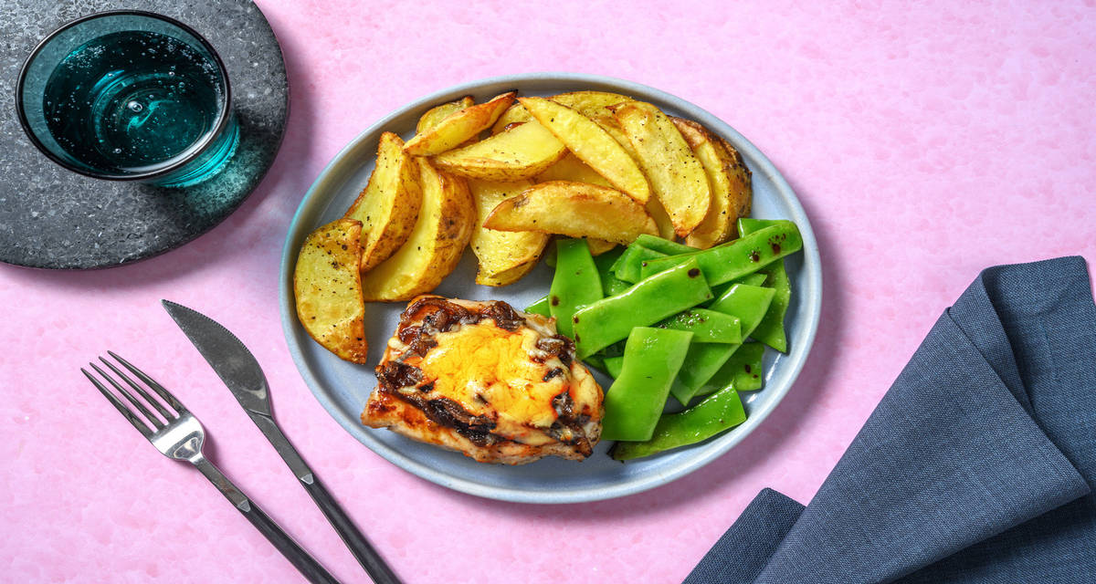 Lomo de cerdo con cebolla caramelizada y queso gratinado acompañado de patatas al horno y judías verdes