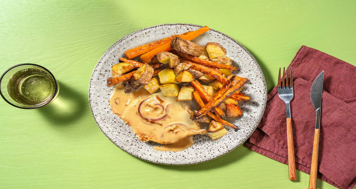 Lomo de cerdo en salsa cremosa de cebolla con zanahorias y patatas al horno