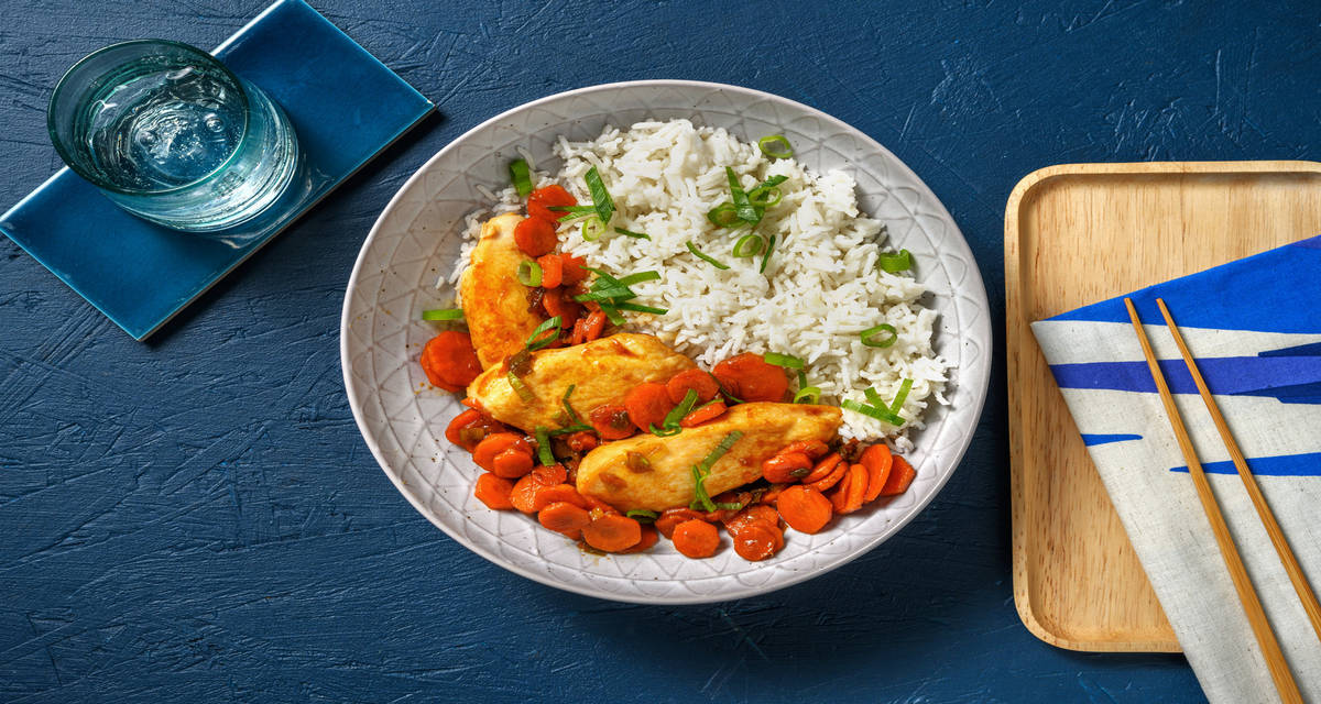 Tiras de pollo al estilo asiático con verduras salteadas y arroz basmati