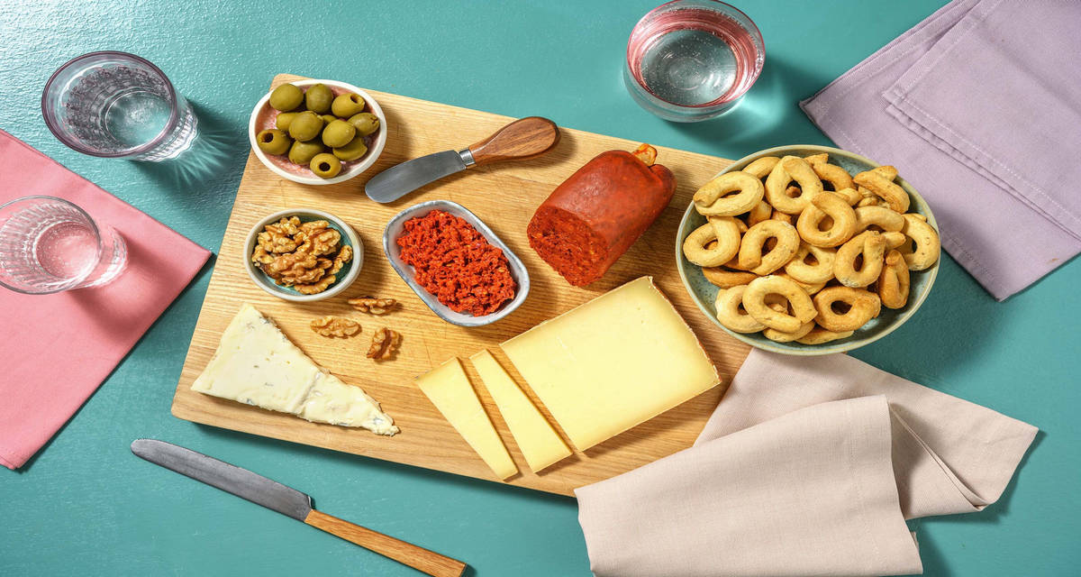 Aperitivo Extra S Taralli con patate e rosmarino 250 g / Gorgonzola DOP dolce 100g / Fontal 200g / Nduja 125g / Olive verdi 30g / Noci 20g