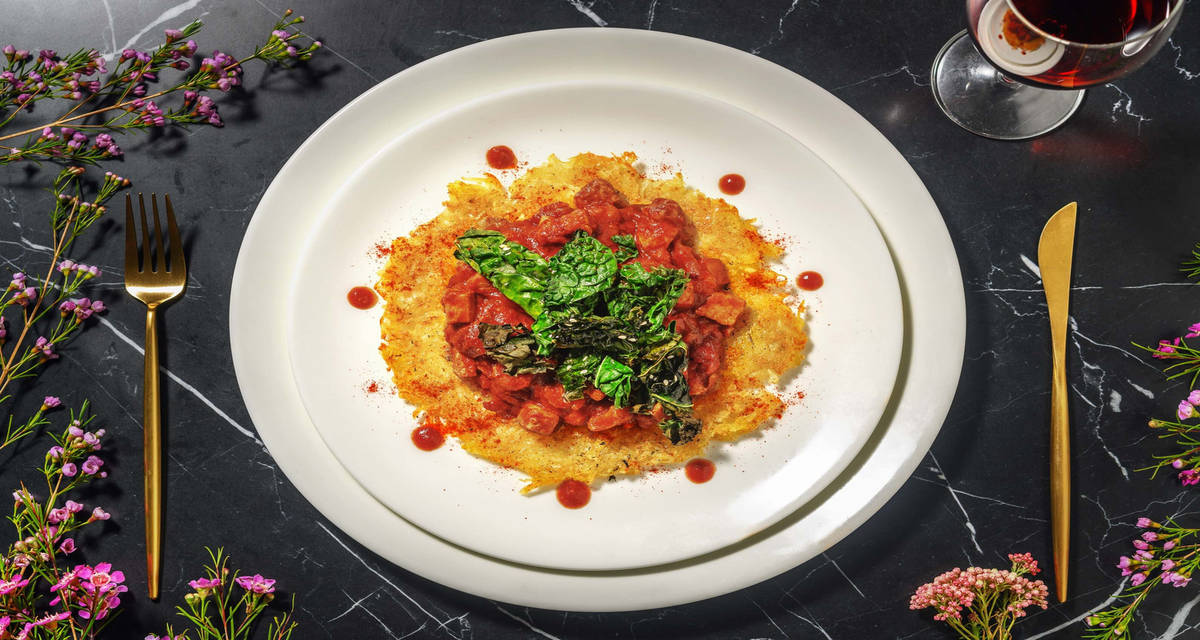 Goulash scomposto di lonza e guanciale con rösti al Grana Padano e chips di cavolo nero