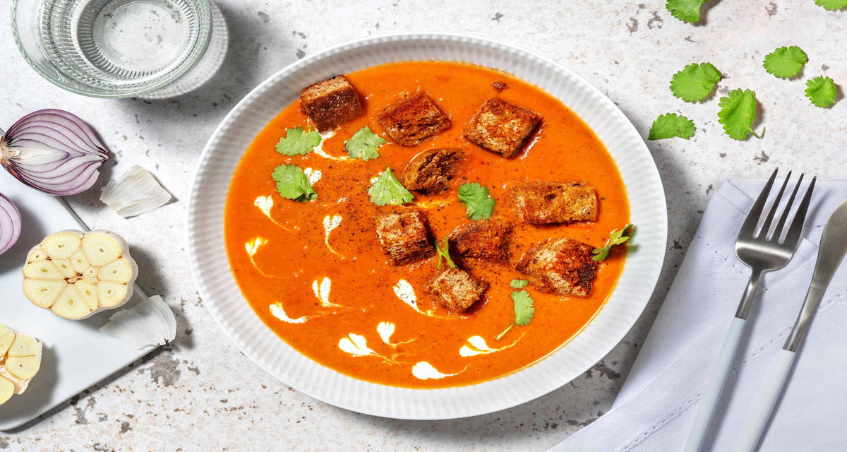Velouté de tomates & coco à la thaï avec de la citronnelle & des croûtons au curry