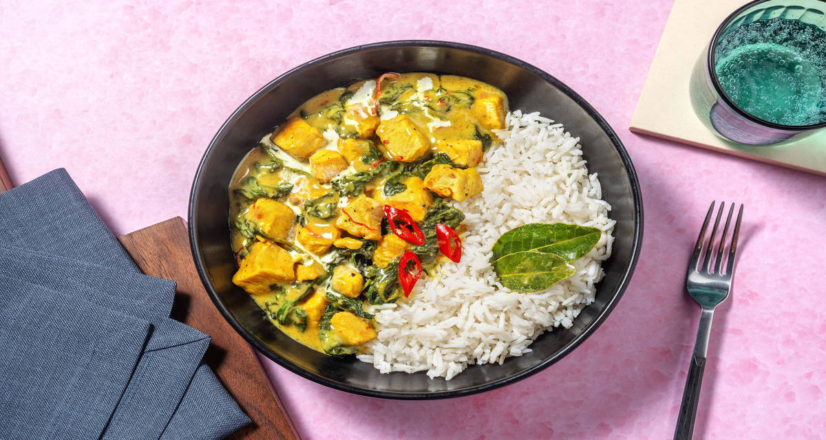 Pollo e spinaci in salsa curry piccante con riso Jasmine e foglie di lime