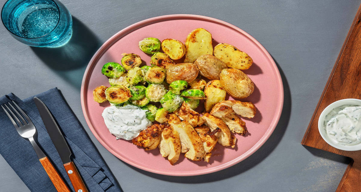 Pollo BBQ con cavolini di Bruxelles formaggio, salsa yogurt all'aneto e patate