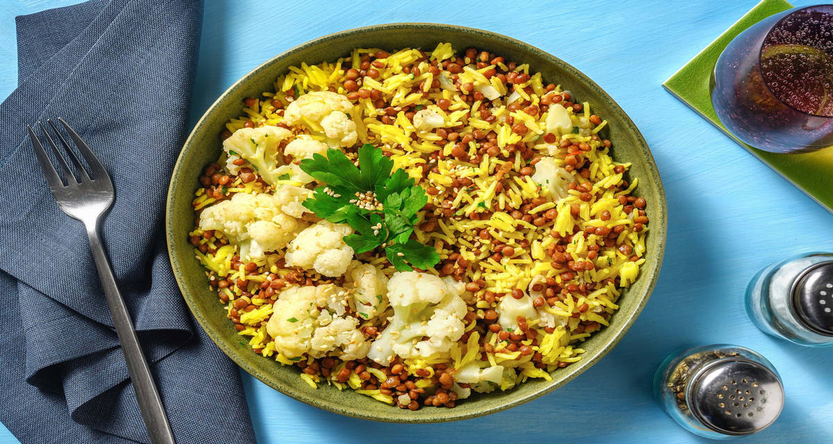 Riso biryani allo zafferano e lenticchie con cavolfiore speziato e gomasio di sesamo