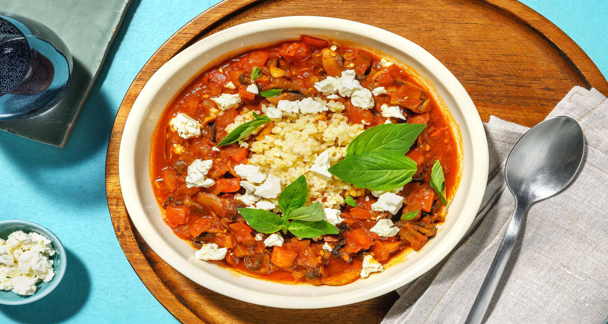 Zuppa invernale con bulgur e verdure fiocchi di formaggio greco e basilico