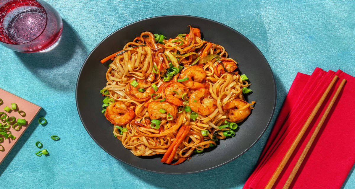 Noodles con gamberetti in salsa sweet chili cavolo, carote e cipollotto