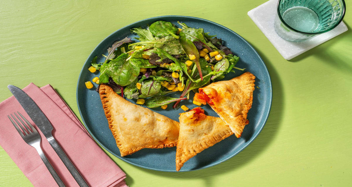 Empanadas de pollo : chaussons au poulet avec une salade au maïs