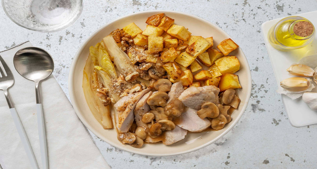 Endives braisées & porc sauce champignons avec des noix & des pommes de terre