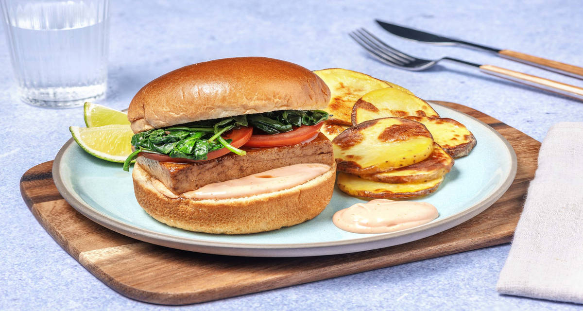 Tofu burger in salsa teriyaki con spinacini e chips di patate
