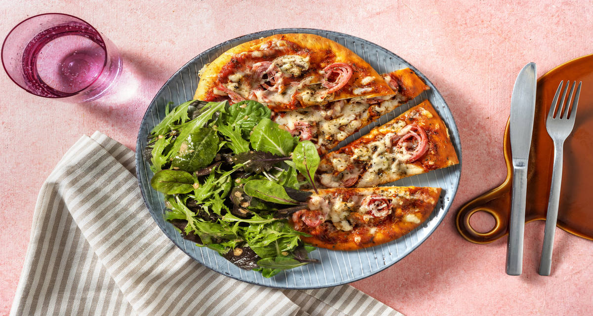 Pizza Regina sur naan avec du jambon, des champignons & une salade