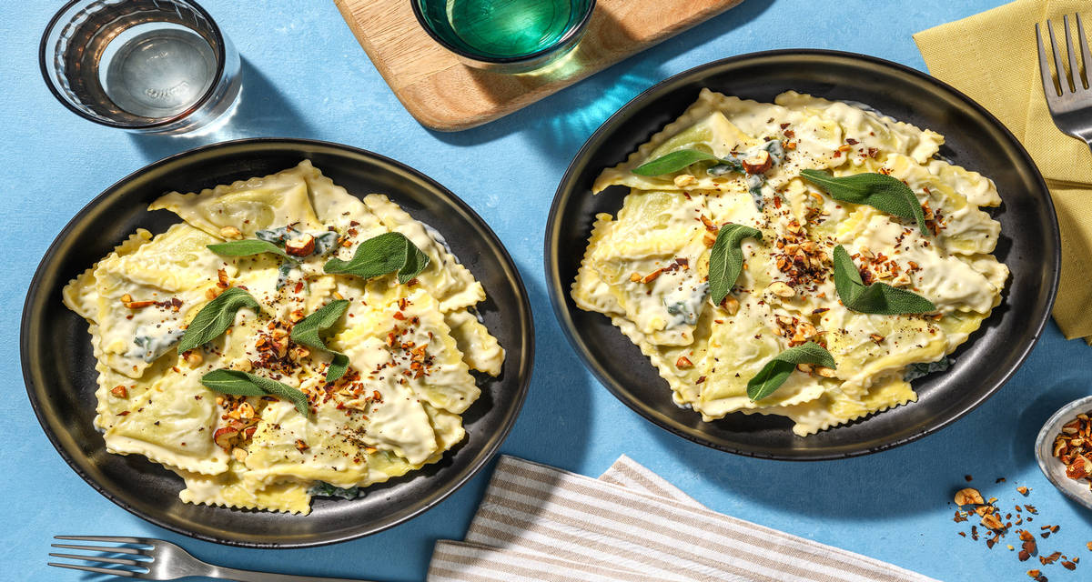 Pansotti alle erbette e crema di Grana Padano con panna, nocciole e salvia
