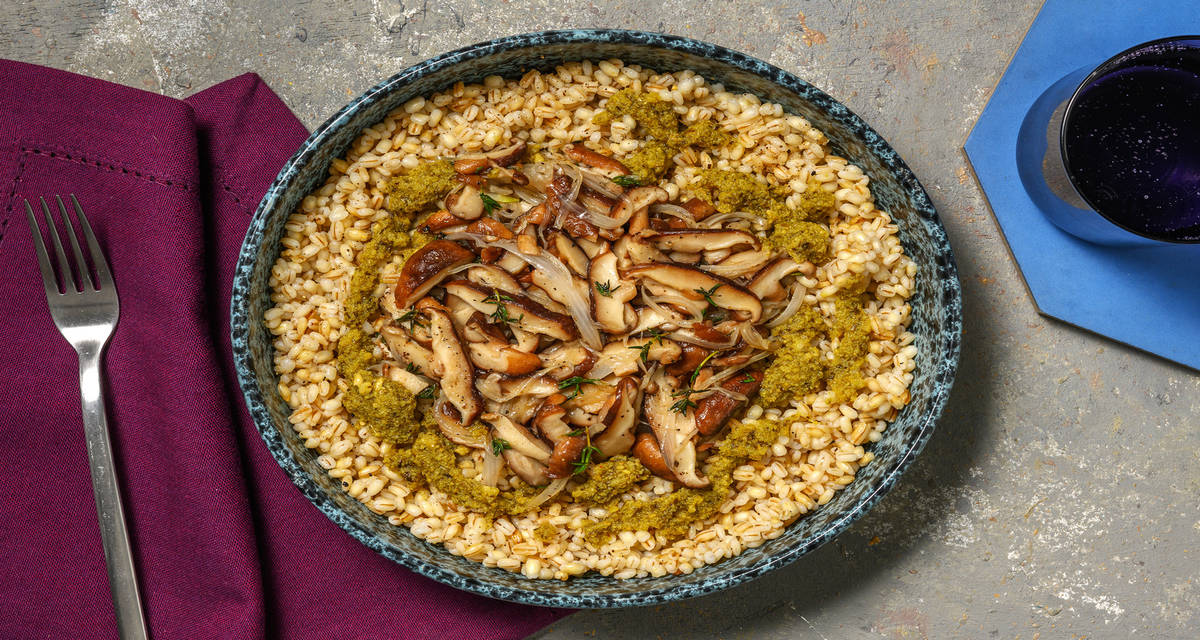 Orzo con funghi cardoncelli al profumo di timo con pesto cremoso di rucola e anacardi
