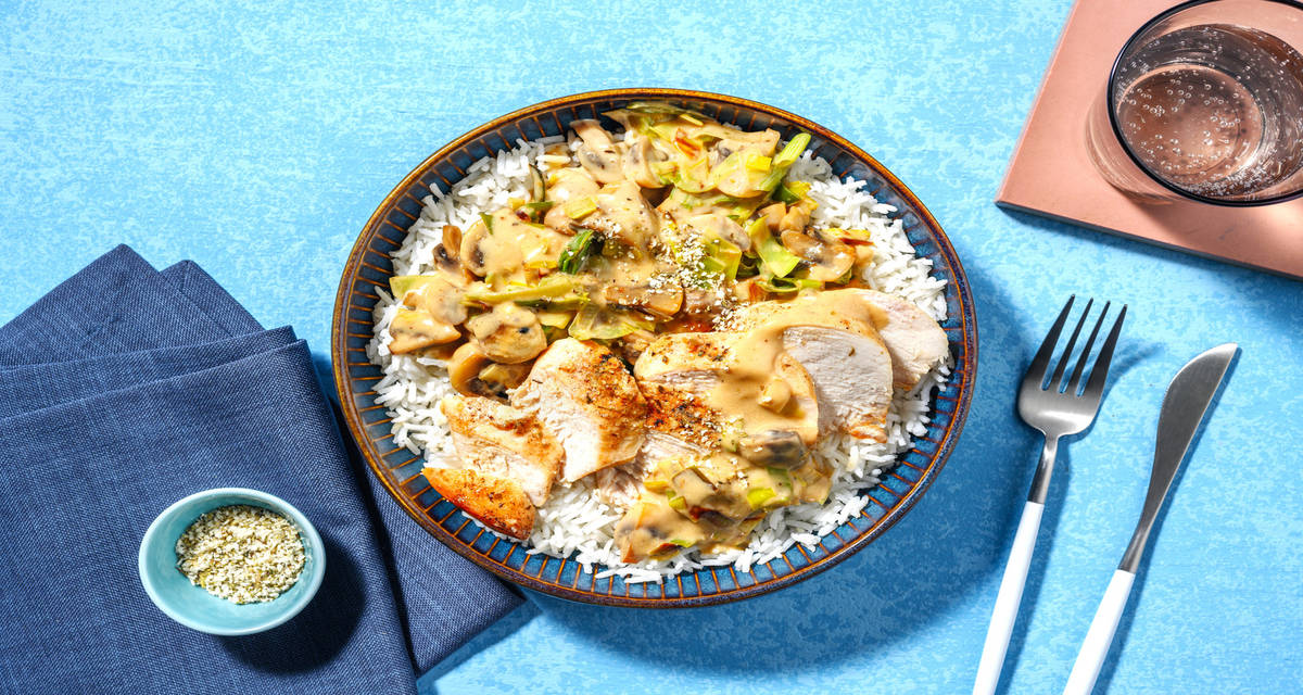 Pollo en salsa cremosa de setas y puerro sobre arroz basmati